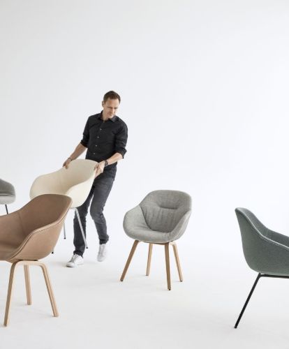 HAY AAC123 About a Chair Spisebordsstol Polstret  - Lacquered Oak Veneer/Sense Nougat