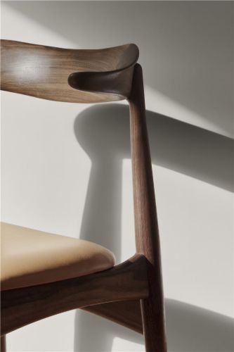 Warm Nordic Cow Horn Spisebordsstol SH: 46 cm - Walnut/Light Grey