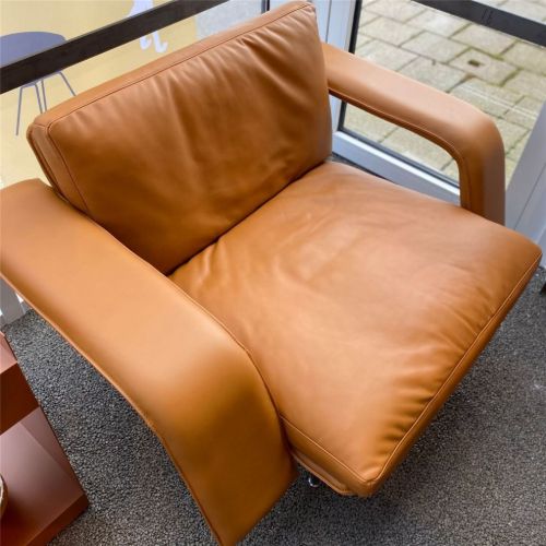 UDGÅR med lager &Tradition Meantime AV29 Lounge Chair H: 70 cm - Cognac Læder UDSTILLINGSMODEL  OUTLET
