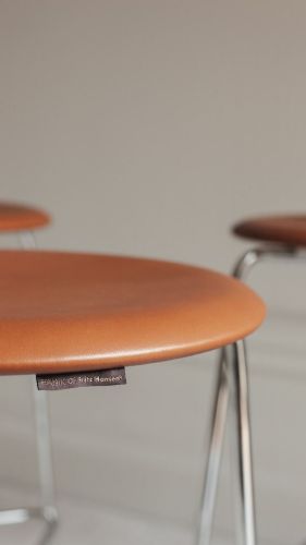Fritz Hansen High Dot Barstol H: 65 cm - Walnut Leather / Chrome OUTLET