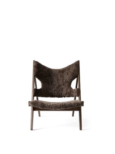 Audo Copenhagen Knitting Lounge Chair Sheepskin SH: 30 cm - Dark Stained Oak/Root