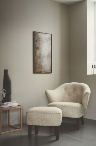 Audo Copenhagen Ingeborg Fodskammel H: 38 cm - Sheepskin Moonlight/Røget Eg
