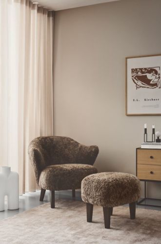 Audo Copenhagen Ingeborg Fodskammel H: 38 cm - Sheepskin Sahara/Røget Eg