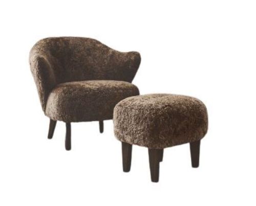 Audo Copenhagen Ingeborg Loungestol m. Fodskammel SH: 40 cm - Sheepskin Sahara/Dark Stained Oak KAMPAGNETILBUD