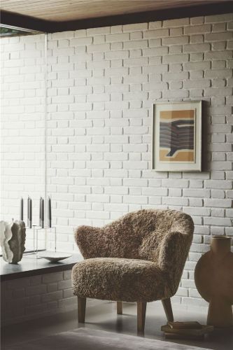 Audo Copenhagen Ingeborg Loungestol m. Fodskammel SH: 40 cm - Sheepskin Sahara/Dark Stained Oak KAMPAGNETILBUD