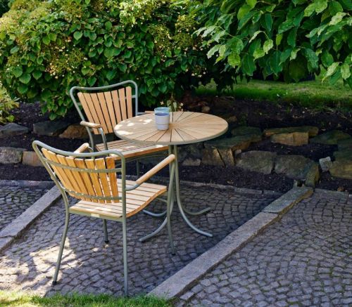 Mandalay Marguerit Havemøbelsæt Cafébord Ø: 70 cm Inkl. 2 Stk. Havestole - Teak/Olivengrøn
