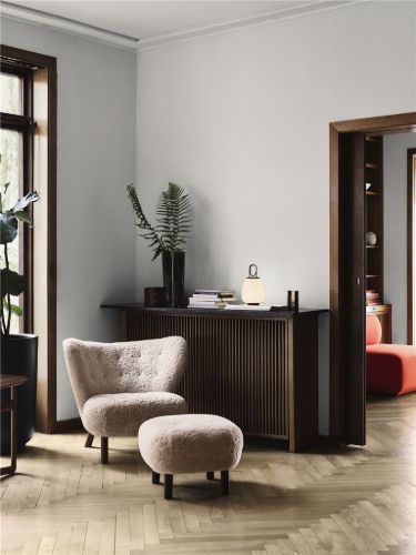 &Tradition Little Petra VB1 Lounge Chair SH: 40 cm - White Oiled Oak/Sheepskin Moonlight
