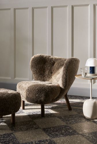 &Tradition Little Petra VB1 Lounge Chair SH: 40 cm - Oiled Walnut/Sheepskin Sahara