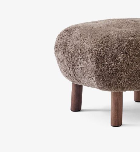 &Tradition Little Petra ATD1 Pouf H: 37 cm - Oiled Walnut/Sheepskin Sahara