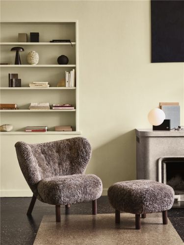 &Tradition Little Petra VB1 Loungechair & ATD1 Pouf - Oiled Walnut/Sheepskin Sahara