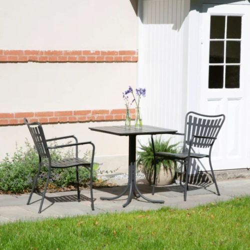 Mandalay Havemøbelsæt Pure Cafébord L: 67 cm og 2 Stk. Marguerit Pure Havestole - Pulverlakeret Aluminium/Antracit UDSOLGT FOR SÆSON 2026